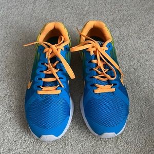 Nike running shoes size 4.5y but fits a 6 in woman’s and men’s 4.5